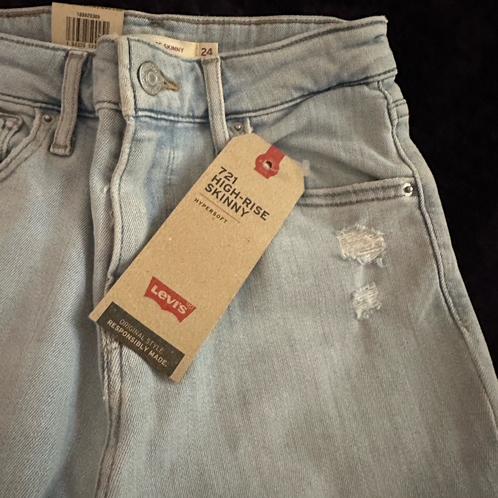 Levi NWT. Distressed skinny jeans. - Picture 3 of 6